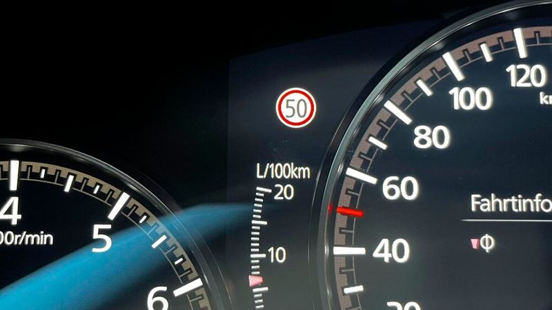 6. Die Verkehrszeichenerkennung: Die Schildererkennung leistete sich (wie teils auch bei anderen Herstellern) mehrere Aussetzer. Der auffälligste war Tempo 80 im Wohngebiet. Gut möglich, dass das Schild vom Heck eines Lkw abgelesen wurde. Im Head-up-Display werden bis zu drei Verkehrszeichen nebeneinander angezeigt, die aktuelle Geschwindigkeitsbegrenzung, die darauf folgende und andere Schilder wie Überholverbot. Das kann hilfreich sein, kann aber auch verwirren. (Bild: Simon – VCG)