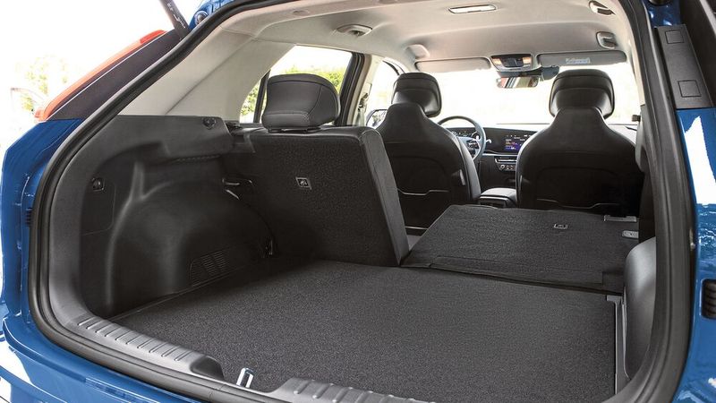 In den Kofferraum passen je nach Ausführung standardmäßig bis zu 475 Liter. (Bild: Kia)