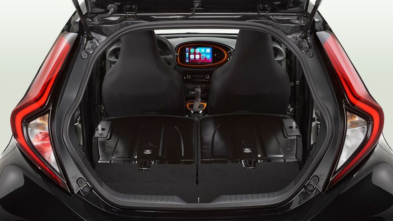 Die Rücksitze lassen sich umklappen. (Bild: Toyota)