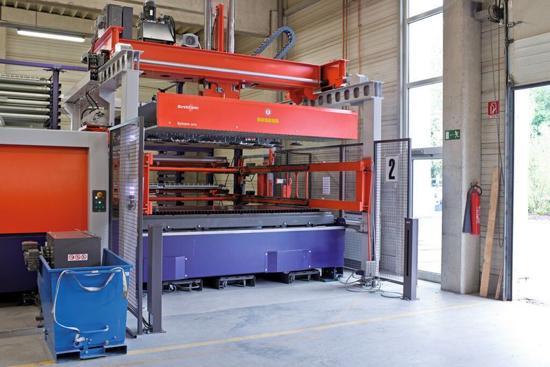 Die kompakte Be- und Entladeeinheit vom Typ By-Trans verrichtet ihre Aufgaben schnell und nahezu störungsfrei und spart Platz für zukünftige Erweiterungen. (Bild: Bystronic Laser)