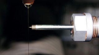 Bild 1: Mikrobearbeitung ist bei der Herstellung von kleinen und kleinsten Teilen, wie sie für die Medizintechnik benötigt werden, verstärkt gefragt. Ein vielversprechendes Fertigungsverfahren ist dabei das erosive Drehen. (Archiv: Vogel Business Media)