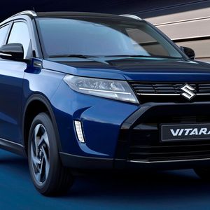 Suzuki hat den Vitara erneuert. Zu den neuen Details gehört ein Rahmen in Hochglanzschwarz in der unteren Frontschürze.(Bild:  Suzuki)