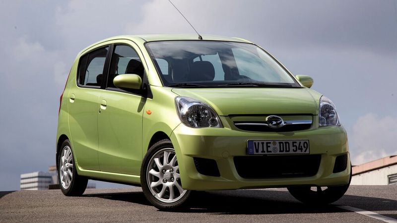 Von 2007 bis 2012 gab es den Cuore mit einem Dreizylinder mit 998 cm³ und einer Leistung von 51 kW/70 PS auch hierzulande zu kaufen. Der Cuore 1.0 war jahrzehntelang unter den Top 10 beim VCD-Umweltranking. 2008/2009 belegte erzusammen mit dem Toyota Aygo, Citroën C1 und Peugeot 107 den geteilten 3. Platz. Beim Eco-Drive der Zeitschrift Auto Motor und Sport hatte der Cuore den geringsten Realverbrauch aller Wagen mit Ottomotor und landet so auf Platz 1 bei den Minicars. (Bild: Daihatsu)