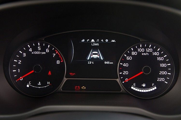 Das hochauflösende Display zwischen den Instrumenten trägt zum wertigen Gesamteindruck bei. (Foto: Kia)