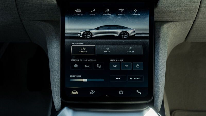 Zentral in der Mittelkonsole befindet sich zudem ein großer Touchscreen. (Bild: Lucid Motors)