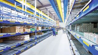 Die Rollenbahneinlegesegmente aus Stahl machen aus einem statischen Palettenregal ein dynamisches Stückgutdurchlaufregal. (Bild: Bito)