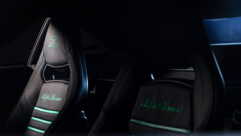 Die Sportledersitze wurden mit grünen Stickereien verziert. (Bild: Zagato)