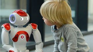 Kinder lernen mit Robotern – Der menschenähnliche Roboter vom Typ Nao wird für die Sprachvermittlung mit einem Tablet-PC kombiniert und soll Kinder beim Lernen einer Zweitsprache unterstützen. (CITEC/Universität Bielefeld)
