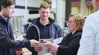 Partnerschaftlich erarbeiten die beiden Unternehmen aus Ostwestfalen neue Lösungen und optimieren Prozesse, um stets state-of-the-art zu sein und höchste Kundenzufriedenheit zu gewährleisten.  (Bild: Böllhoff)