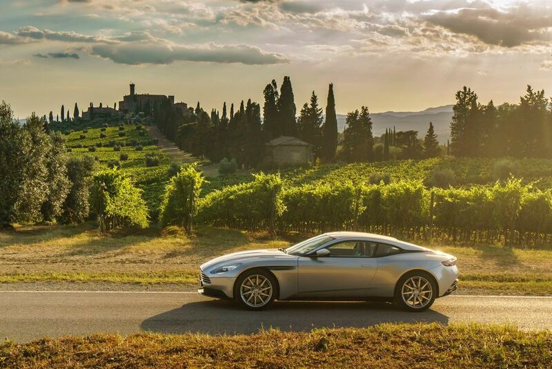 Wie es sich für einen guten Gran Turismo gehört, ist auch der DB11 ein Kompromiss zwischen Supersportwagen und Luxuslimousine. (Aston Martin)
