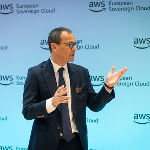 Stéphane Israël während seiner Eröffnungsrede am Hasso Plattner Institut Potsdam.(Bild:  AWS)