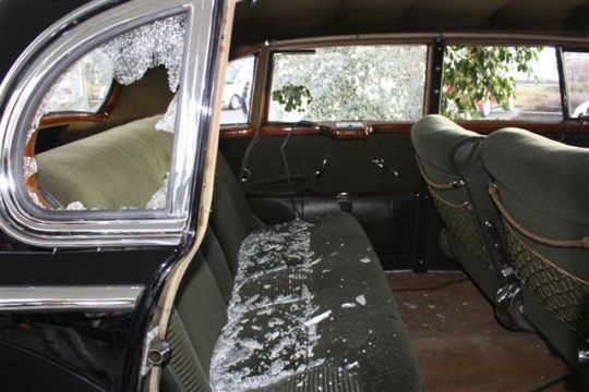 Der Täter sorgte auch bei einem Oldtimer für erhebliche Schäden. (Peter-Gruppe)