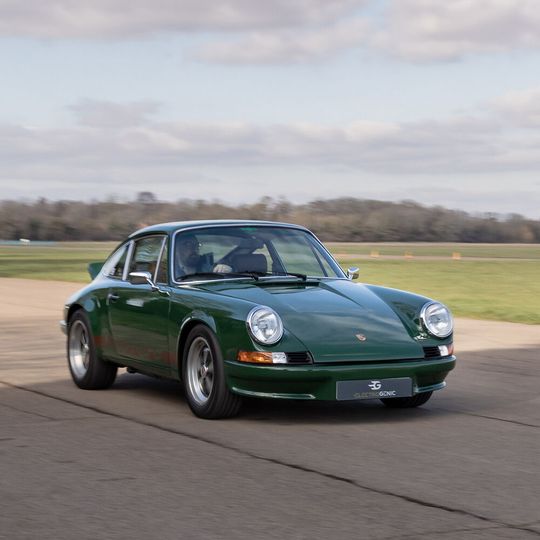 Zukunftssicherer Klassiker: Dieser Porsche 911 von 1985 wurde mitttels Plug-and-Play-Umbaukit zum E-Fahrzeug. Zukunftssicherer Klassiker: Dieser Porsche 911 von 1985 wurde mitttels Plug-and-Play-Umbaukit zum E-Fahrzeug.