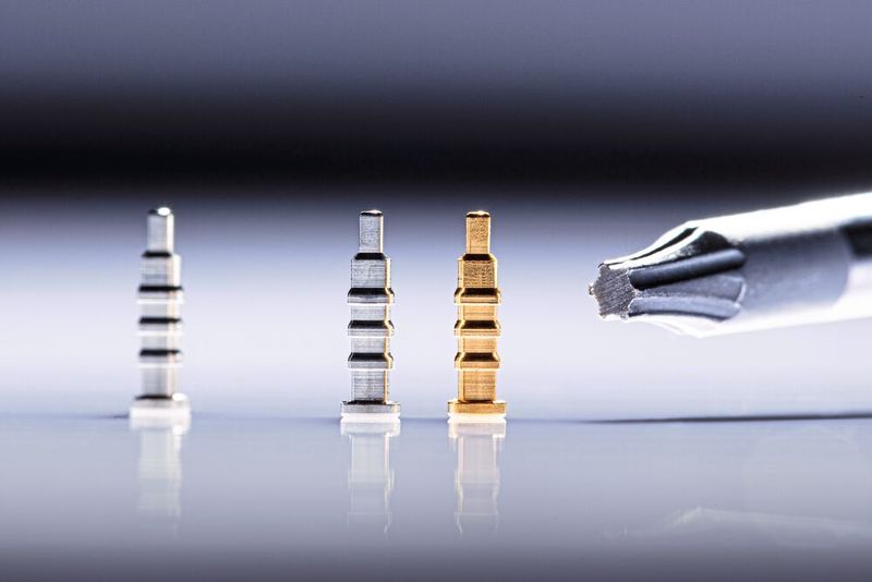 Die fertigen Bauteile – Steckverbindungen für ein Drehteil aus der Elektronikbranche: links nach der Fertigung  und rechts vergoldet. Der abgebildete Torx Z7PL dient als  Größenvergleich. (Bild: Horn/Sauermann)
