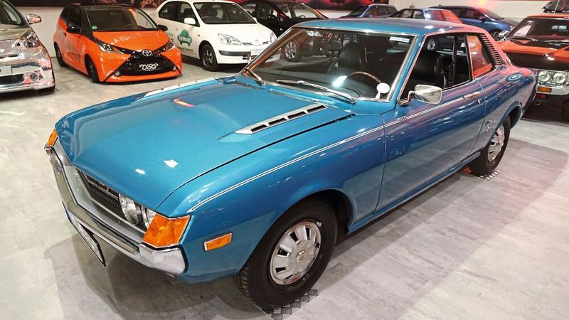 1970 stellten die Japanrt – damals waren die Modelle noch weiblich – die erste Celica vor, die es ab Herbst 1971 auch hierzulande gab. Sie besaß einem 1600-cm³-Motor mit Doppelvergaser und leistete als „ST“ 86 PS (63 kW).  (Bild: Dominsky – »kfz-betrieb« )