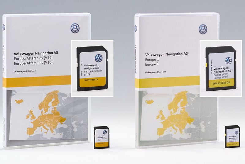 Der Sonderpreis „Fälschung“ geht an das polnische Unternehmen Itprocars. Über seinen eBay-Shop hat das Unternehmen drei Monate vor dem eigentlichen Release die Volkswagen Navigations SD-Karte in der Version V16 angeboten. Diese seien jedoch gefälscht gewesen. Der Anbieter habe eine Markenrechtsverletzung bereits eingeräumt. Volkswagen plane bereits juristische Schritte. Das Original befindet sich links im Bild.  (Bild: Plagiarius)
