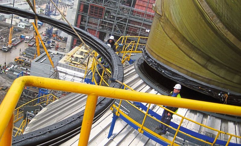 In allen Größen und Materialien: Wer bei Kompensatoren nur an kleine Rohrleitungen in der Anlage denkt, verkennt das Potenzial, wie hier bei der Installation dieses Weichstoffkompensators. (Frenzelit)