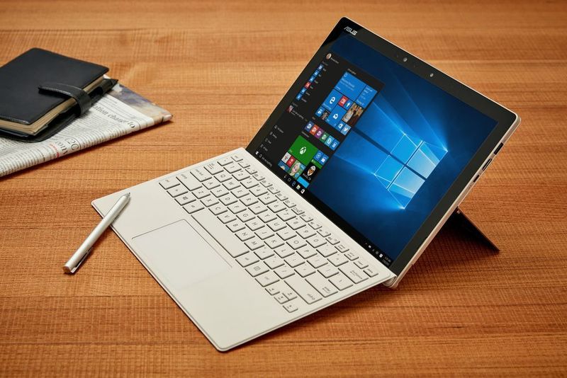 Kickstand und Keyboard ähneln der Surface-Konstruktion. Optional gibt es noch einen Stift. (Asus)