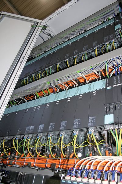 Bild 4: Auch die komplette Schaltschrankelektrik der Maschine stammt von Siemens. Bei eventuellen Störungen erleichtert dies den Service.  (Bild: Siemens)