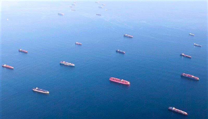 Sieht zwar locker aus, doch das ist ein Stau von Containerschiffen, wie er sich vor den Nordseehäfen und in China momentan aufbaut. Was das bedeutet, macht dieser Beitrag klar.