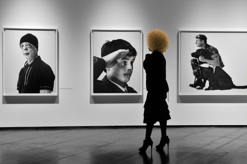 Die Leica-Galerie ist, wie auch auf dem Bild aus dem Jahr 2014, auch dieses Jahr wieder in Köln vertreten. Auf rund 2.000 m² werden unter dem Titel „Masters of Photography“ mehr als 400 Aufnahmen von renommierten Fotografen gezeigt. (© Koelnmesse GmbH)