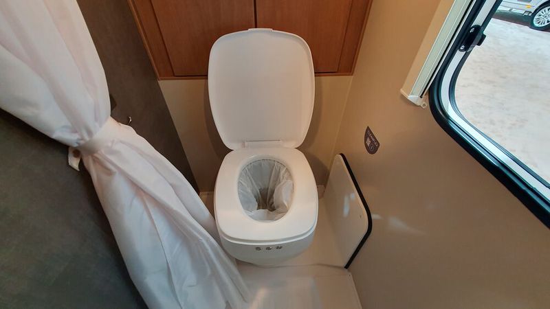 Ein Interieur-Highlight auf dem Düsseldorfer Caravan-Salon: die autarke, wasserlose Verschweiß-Toilette namens Cleanflex aus dem Hause Knaus Tabbert; Preispunkt: rund 1.000 Euro (Bild: Mauritz – VCG)