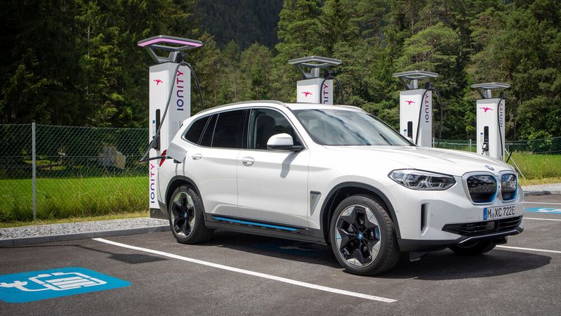 Um die Klimaziele zu erreichen, müssen Autobauer mehr E-Autos verkaufen.(Bild:  BMW)