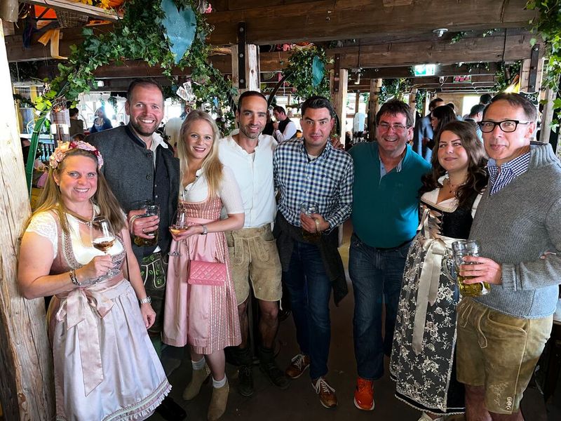 Das AWS Team feiert im Käfer. (Bild: Vogel IT-Medien GmbH)