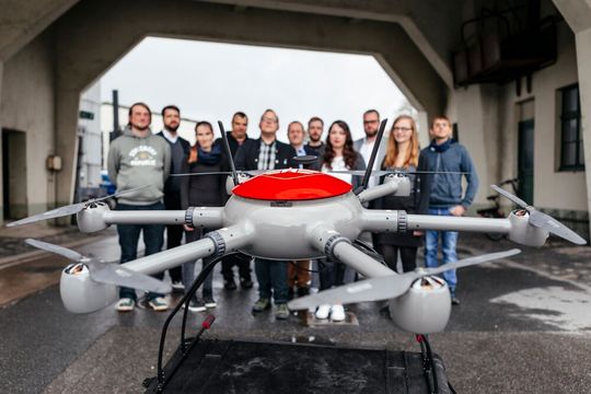 Die Deutsche Telekom unterstützt das Forschungsprojekt „Drone4Parcel5G“ mit leistungsstarker 5G-Technologie aus dem Container. Lieferdrohnen sollen auf dieser Basis sicher unterwegs sein. Mit dabei ist auch der Drohnenhersteller Third Element Aviation (Bild). Die Deutsche Telekom unterstützt das Forschungsprojekt „Drone4Parcel5G“ mit leistungsstarker 5G-Technologie aus dem Container. Lieferdrohnen sollen auf dieser Basis sicher unterwegs sein. Mit dabei ist auch der Drohnenhersteller Third Element Aviation (Bild).