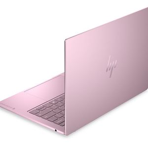 Das HP Omnibook 5, hier in Peony Pink, wiegt nur 1,16 kg. Der Akku soll für bis zu 42 Stunden lokaler Videowiedergabe ausreichen. Für das Gehäuse hat HP teilweise recyceltes Aluminium verwendet.(Bild:  HP)