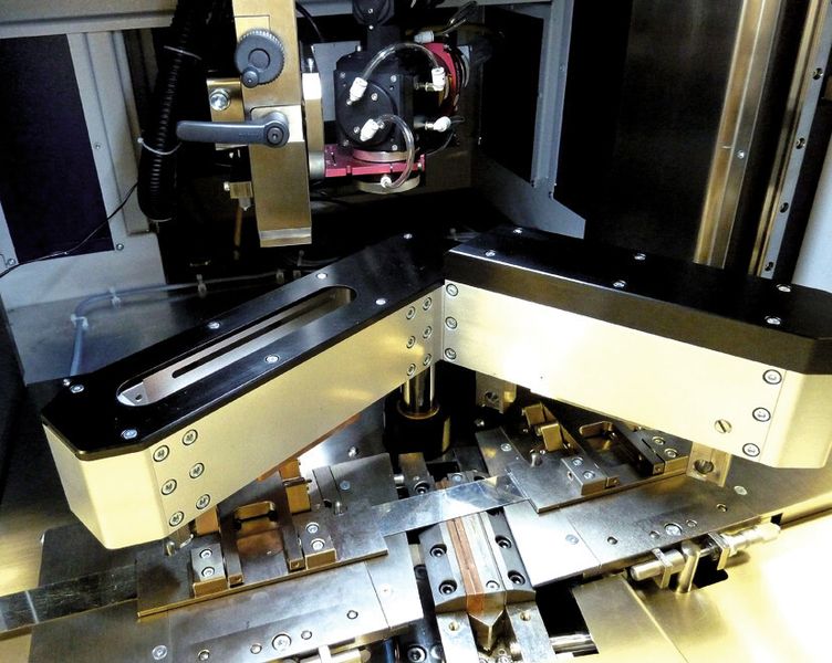 Einsetzen der Bandenden, beschneiden und auf Stoß in Schweißposition zusammenfahren, um anschließend die Bandenden mithilfe des Laserstrahls zu verbinden – für Bandicken ab 0,07 mm, Nahtbreite 0,5 mm. (Bild: Leicht)