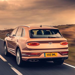 Eine markante Neuerung sind die elliptischen Heckkleuchten.(Bild:  Bentley)