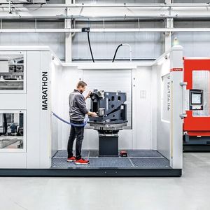 Die anwenderfreundlich gestaltete Ein- und Auslagerstation des Marathon LR810 ist durchdacht ausgestattet und ermöglicht so die einfache manuelle Nachbearbeitung von Werkstücken.(Bild:  Hedelius)