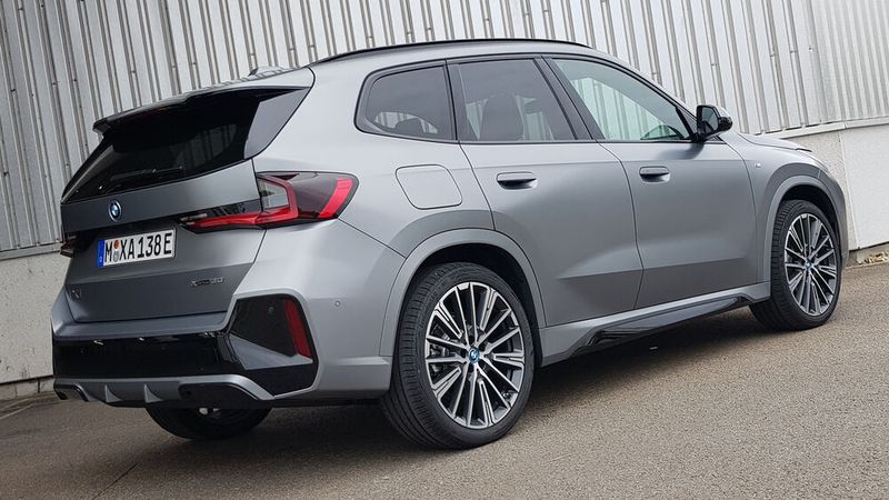Bei einem durchschnittlichen Stromverbrauch von 17,3 bis 18,4 kWh soll die Reichweite bei dem SUV-Stromer nach WLTP 413 bis 438 Kilometer betragen.  (Bild: Autoren-Union Mobilität / Frank Wald)