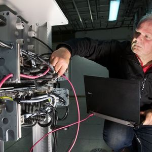 Telekom-Techniker im Schaltraum einer LTE-Basisanlage, Bild: Telekom