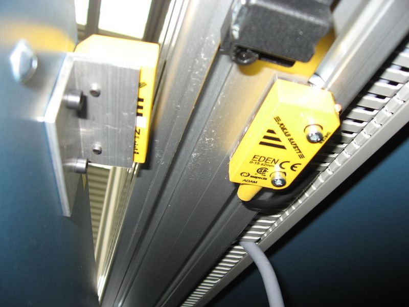 Der berührungslose Sicherheitssensor Eden hat einen Schaltabstand von 0 bis 15 mm. Sein Wirkfeld dringt mühelos durch nichtmetallische Werkstoffe.  (Bild: Jokab Safety)