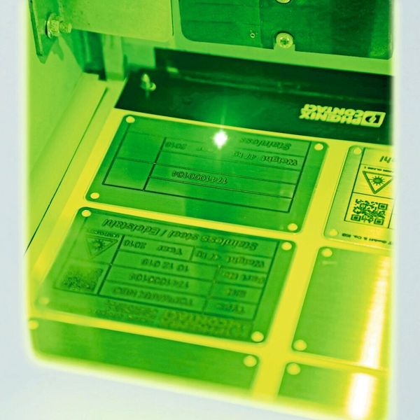 Beständig wie das Material selbst: die Beschriftung des Materials – hier hochwertiger Edelstahl – per Lasertechnik erfolgt durch Abtragen des Materials. (Phoenix Contact )
