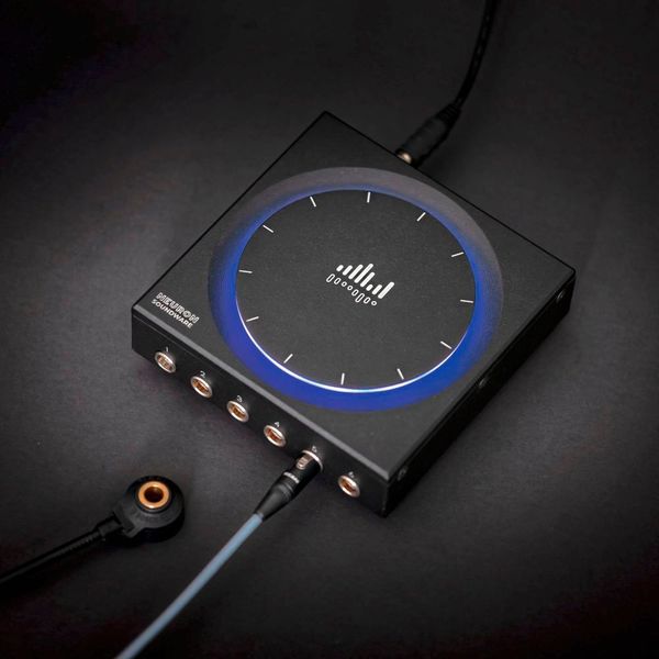 Neuron Soundware ist wieder da. Nachdem das 2016 in Prag gegründete Start-up vor einem Jahr auf der Hannover Messe ein Sound-Erkennungssystem zur Maschinendiagnose erstmals vorstellte, präsentiert das Unternehmen nun die zweite Gerätegeneration, die Maschinen noch besser als bisher verstehen soll. Das Grundkonzept des Maschinendiagnosesystems N-Box ist eine von Neuron Soundware entwickelte und trainierte Software, die mithilfe von KI-Funktionen Audiosignale versteht. Basierend auf dieser Technologie konzipiert das Unternehmen smarte Erkennungssysteme, die Anomalien und auch bekannte Probleme bei Maschinen und Anlagen frühzeitig entdecken und notfalls Alarm schlagen. Bei der nun vorgestellten zweiten Generation kommen mehr Kanäle für simultane Aufnahmen als bisher zum Einsatz – insgesamt zwölf. Außerdem wurde die Rechenleistung gesteigert. Das Gerät ist hingegen kleiner, leichter und kostengünstiger geworden. (Neuron Soundware)