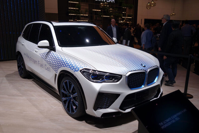 Ebenfalls als Weltpremiere zeigt BMW den i Hydrogen Next. Das Entwicklungsfahrzeug gibt einen Ausblick auf eine für das Jahr 2022 geplante Kleinserie von Brennstoffzellen-Fahrzeugen der nächsten Generation auf der Basis des neuen BMW X5. (Wehner/»kfz-betrieb«)