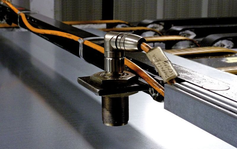 ...Der Sender der Doppelblechkontrolle ist zur Oberseite der Platine hin montiert, ... Bild: Kuhn (Archiv: Vogel Business Media)