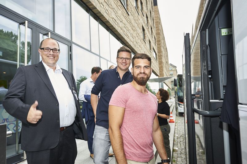 Nach getaner Arbeit ging es am Nachmittag des ersten Tages zum Vergnügen über. Tobias Freyburger (l., Arrow ECS) und Andreas Papadaniil (antauris) bestiegen den Bus. (Trend Micro)