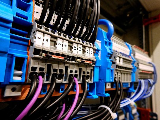 Wieviel Strom fließt durch die Leitung? Forscher des MIT haben ein Sensor-System entwickelt, um ungewöhnlich hohe Verbräuche aufzuspüren.(Bild:  gemeinfrei /  Pixabay)