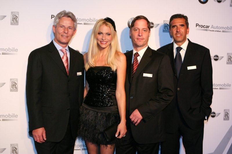 (v.l.): Bernd John, Vorstand Procar Automobile AG, Moderatorin Sony Kraus, Jörg Felske, Vorstandsvorsitzender Procar Automobile AG und Heiko Emde, Vorstand Procar Automobile AG. (Archiv: Vogel Business Media)