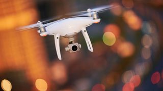 Chinesische Forscher haben eine Drohne vorgestellt, die per Laserbeam geladen werden kann: Ein photo-elektrisches Konversionsmodul wandelt dazu die Energie des Lasers in elektrische Energie.  (Bild: Kadmy - stock.adobe.com)