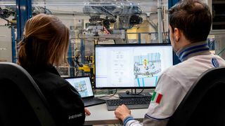 Durch den Einsatz der Intrinsic-Plattform durch Comau werden Anwender unter anderem bald von Funktionen wie der Objektlageschätzung und der automatischen Roboterpfadplanung mit Kollisionsvermeidung profitieren. Doch das ist längst nicht alles, heißt es. (Bild: Comau / Intrinsic)