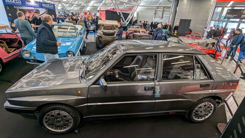 Und wieder ein Delta Integrale. Dieses Exemplar, das einst dem österreichischen Star-Dirigenten Herbert von Karajan gehörte, sollte stolze 95.000 Euro kosten, trotz total verbeulter Motorhaube. Immerhin stehen auf dem Tacho erst 2.845 km. (Bild: Dominsky )