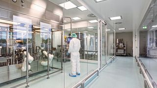 Robotergestütztes Füllen von Vials im sterilen Reinraum (Exyte)