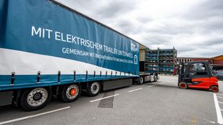 BMW hat im Oktober 2023 einen Trailer mit E-Achse in seiner Logistik getestet. (Bild: BMW)