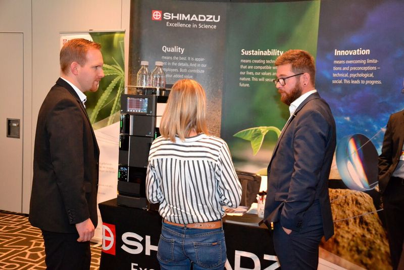 ... und einer begleitenden Ausstellung über neueste Trends und Entwicklungen rund um die HPLC zu informieren. (Ottleben / LABORPRAXIS)