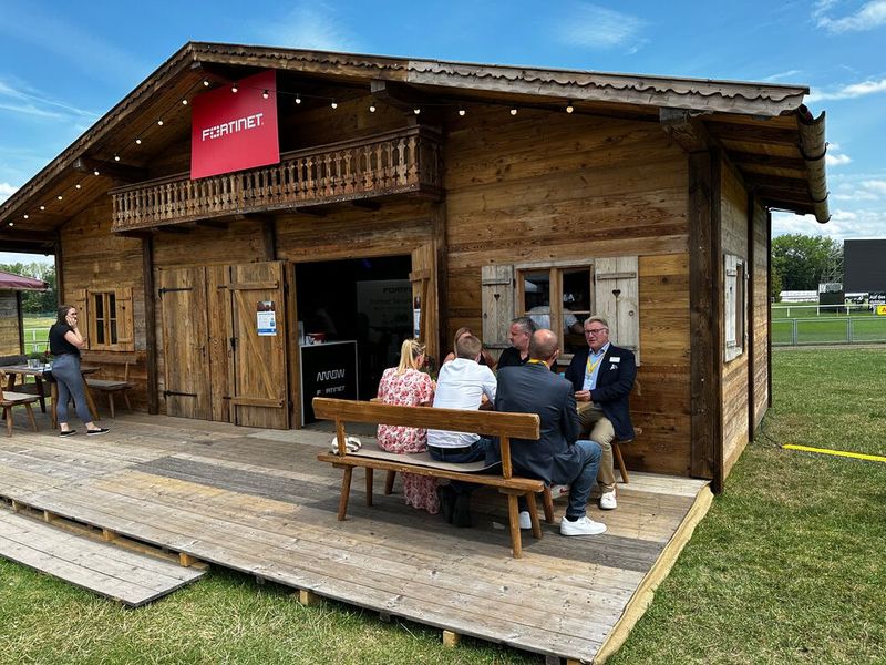 Das Fortinet Team hatte eine eigene Hütte, in der sie ihre Workshops gehalten haben. (Bild: Vogel IT-Medien )